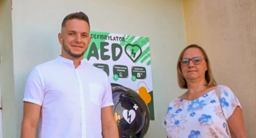 Janina Balcerzak (z prawej) oraz Michał Talak przy pomocy mieszkańcóqw i burmistrza dbają, aby ludzkie życie skutecznie ratować. fot. Cezary Kucharski