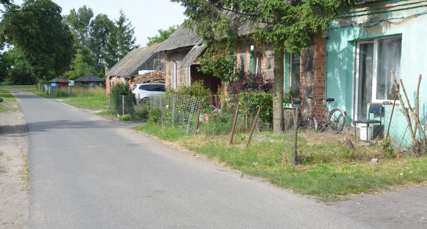 W tym miejscu w Żurczynie bawią się dzieci, jeżdżą rowerzyści i samochody, dlatego progi ograniczające prędkość poprawiłyby bezpieczeństwo. fot. Cezary Kucharski