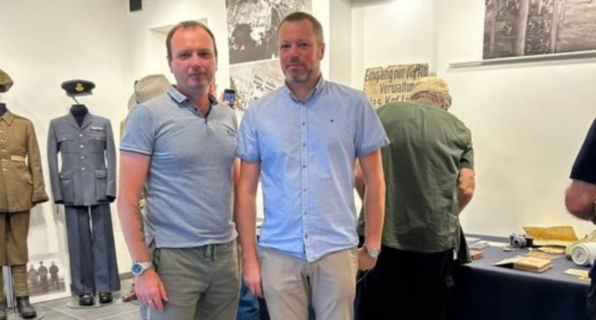 Dr Sławomir Łaniecki (z lewej) oraz Mariusz Winiecki są zaangażowani w projekt szubińskiego magazynu historii fot. arch. Polsko-Amerykańskiej Fundacji Upamiętnienia Obozów Jenieckich w Szubinie