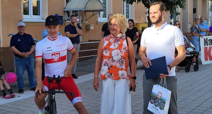 Kacper Gieryk z mamą Dorotą i burmistrzem Kcyni witany na Rynku w Kcyni po trzecim tytule mistrzowskim w jeździe indywidualnej na czas 24 czerwca 2024 r. fot. Ewa Hałas