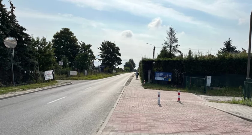 W tle po prawej stronie zwężający się chodnik i wąska jezdnia. Tam byłyby potrzebne barierki bezpieczeństwa. fot. Cezary Kucharski