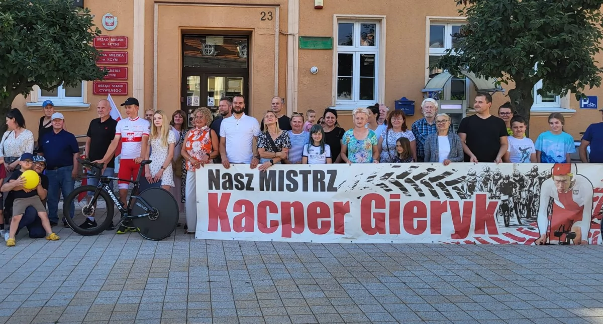 Kacper Gieryk po zdobyciu mistrzostwa w jeździe indywidualnej na czas fot. Ewa Hałas