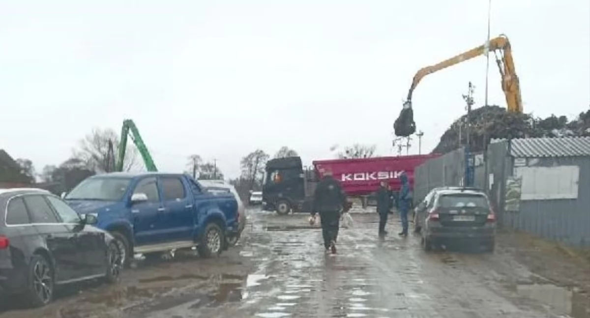 Droga, na której dokonuje się rozładunek, wygląda nieciekawie fot. powierzone