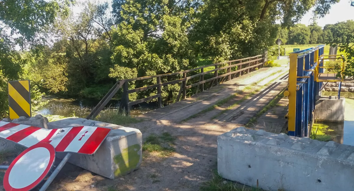 Tak wygląda zamknięty dla ruchu most prowadzący do śluzy Dębinek Północ, fot. Dominik Księski 