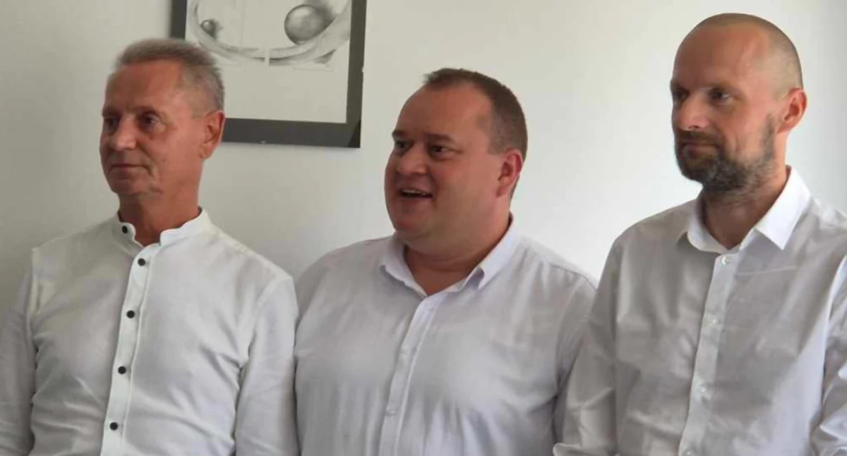 Na zdjęciu od lewej ustępujący dyrektor Grzegorz Senger, zastępca burmistrza Janowca Wlkp. Michał Werkowski oraz nowy szef ZUM Maciej Zygaj fot. powierzone