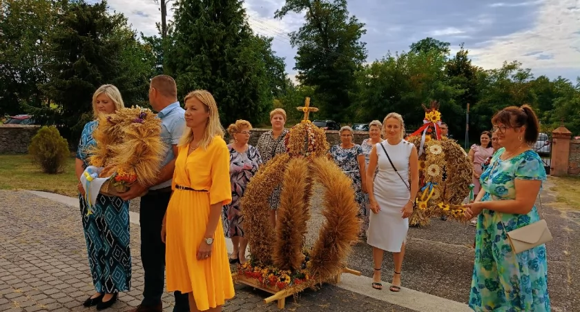 Przedstawiciele wszystkich wsi należących do parafii w Kierzkowie z wieńcami dożynkowymi fot. Dorota Kapłońska