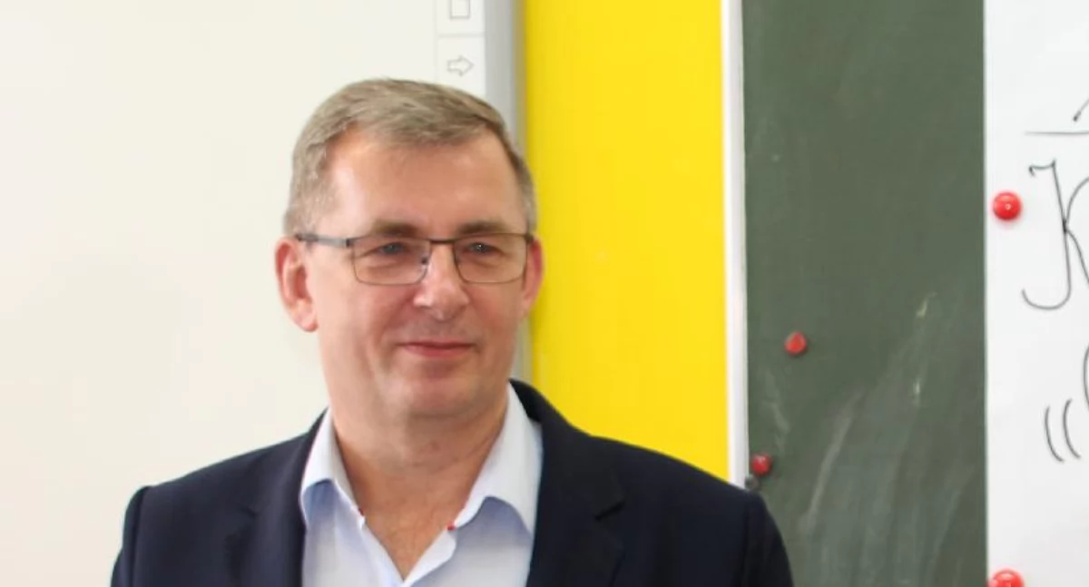 Jedno z ostatnich zdjęć, na których Jacek Superczyński występuje w roli dyrektora SP im. Wandy Dobaczewskiej w Gąsawie fot. Jacek Mielcarzewicz
