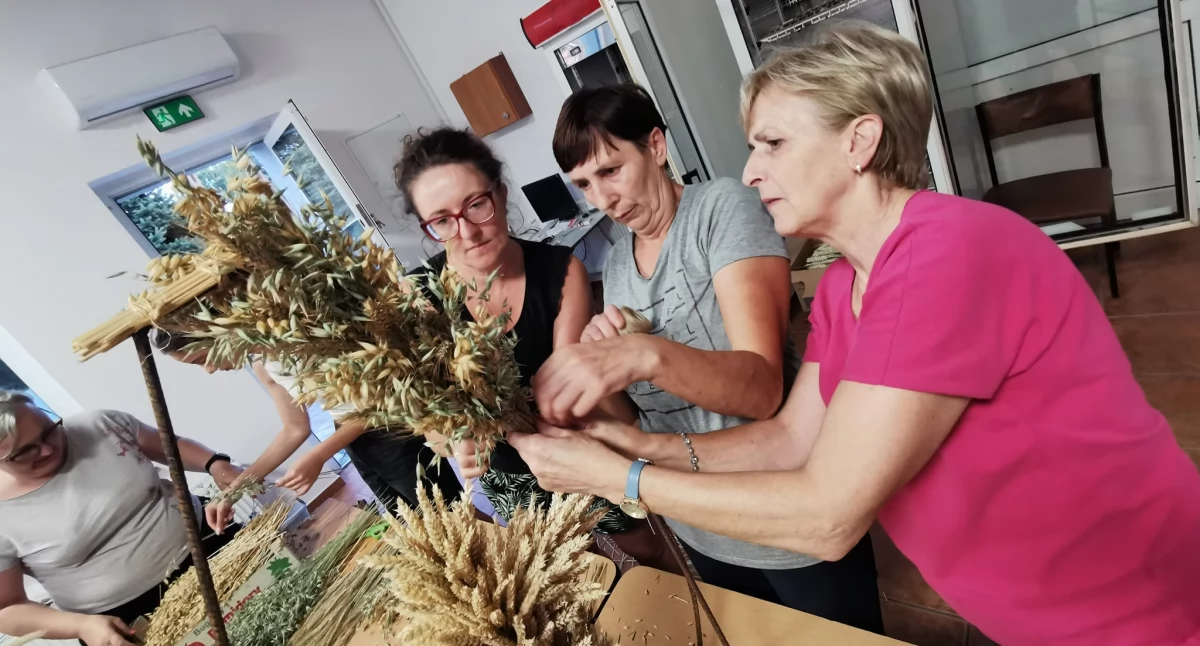 KGW Młode Łanki przygotowuje dekoracje na gminne dożynki 2024 (fot. KGW Młode Łanki)