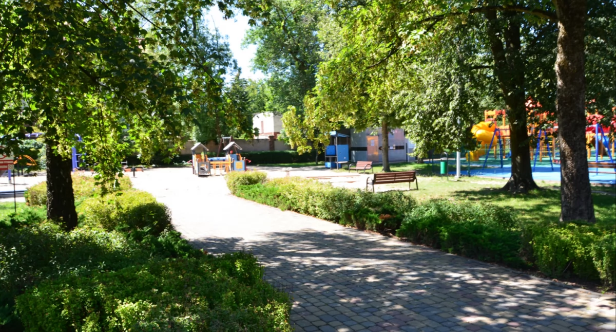 W tym parku zatrzymano mężczyznę, który w plecaku niósł narkotyki. fot. Arch Urzędu Miejskiego w Barcinie