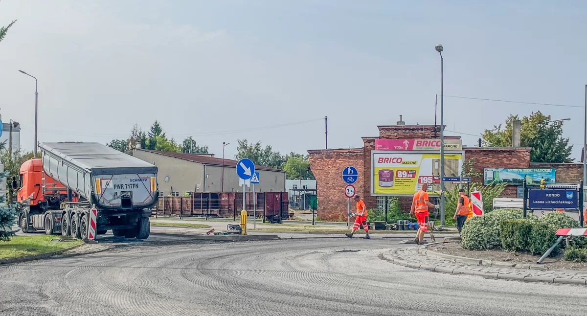 Drogi, kolej, komunikacja • , asfalt rondzie Dworcowa Janickiego Żninie - zdjęcie, fotografia