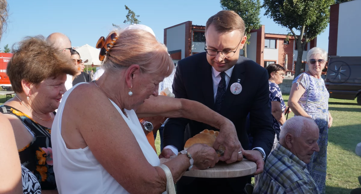 Włodarz Żnina Łukasz Kwiatkowski dzieli dożynkowych chlebem fot. Justyna Kulpińska