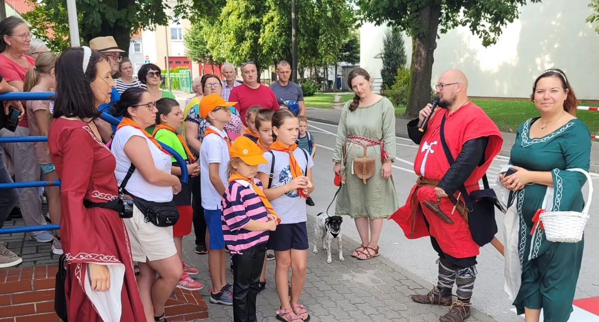 W ruinach zamku Sedziwoja spotakli się uczestnicy spaceru. fot. Patrycja Banasiak i Kamila Czechowska