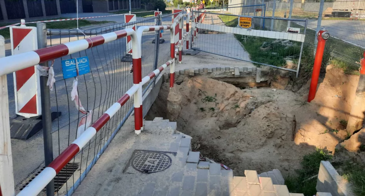 Aktualnie większa część chodnika jest jeszcze niedostępna dla pieszych fot. Justyna Kulpińska