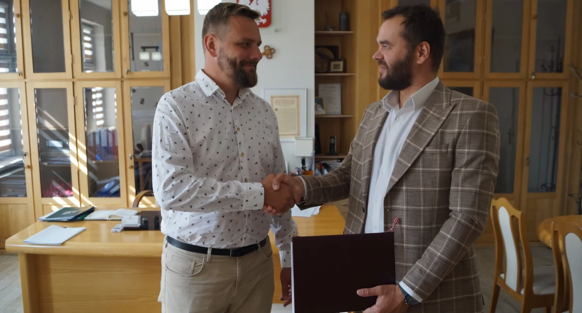 Umowa na realizację boiska przy kcyńskiej szkole podstawowej uroczyście zawarta (fot. Ewa Hałas) 