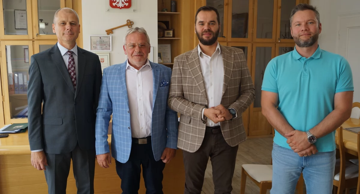 Uroczyste podziękowania za pracę na rzecz Szkoły Podstawowej w Dobieszewie (fot. Ewa Hałas) 