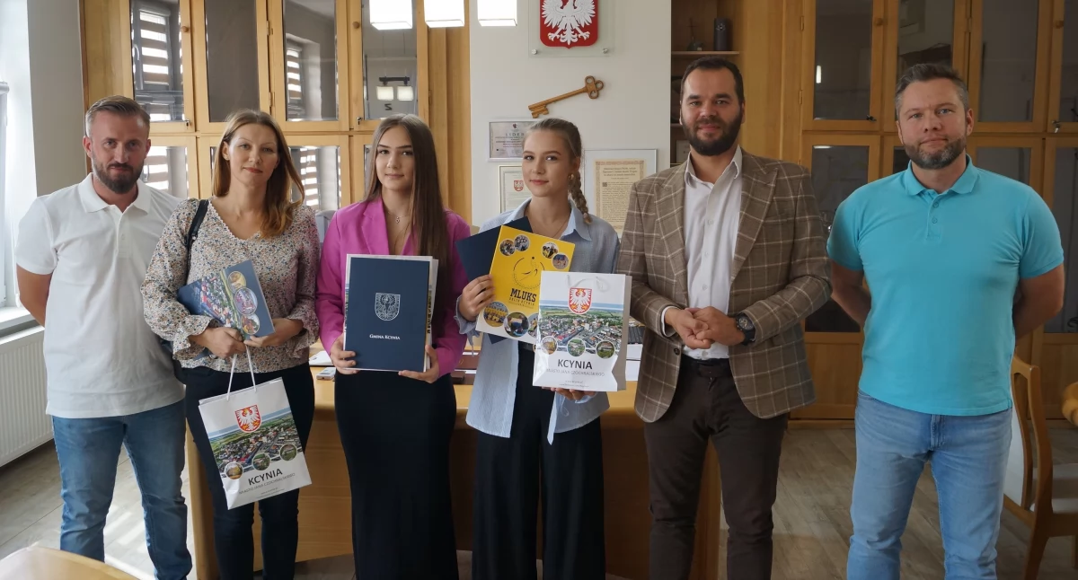 Siostry Kowalskie docenione za wkład w promocję tenisa stołowego i gminy Kcynia (fot. Ewa Hałas) 