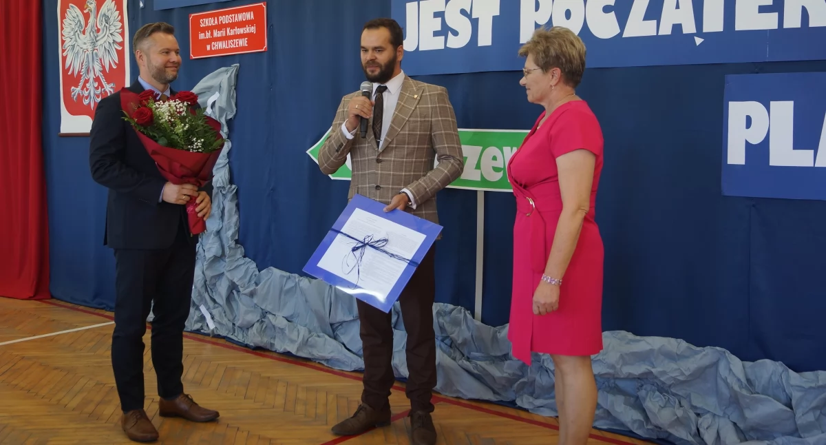 Przekazanie uchwały Rady Miejskiej w Kcyni mówiącej o przekształceniu szkoły (fot. Anna Duda - Nowicka) 