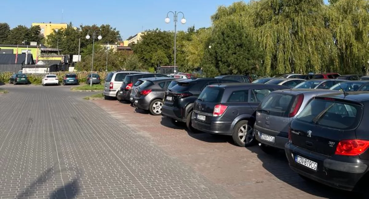 W pobliskich blokach odgłosy samochodowych ekscesów dobrze słychać. fot. Cezary Kucharski