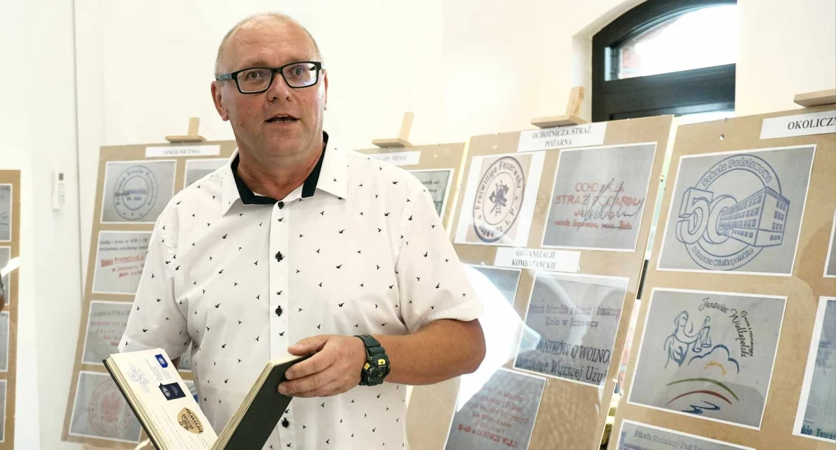 Dzięki pieczątkom zebranym przez Adama Lubawego oglądający wystawę mogli powspominać dawne dzieje fot. Justyna Kulpińska