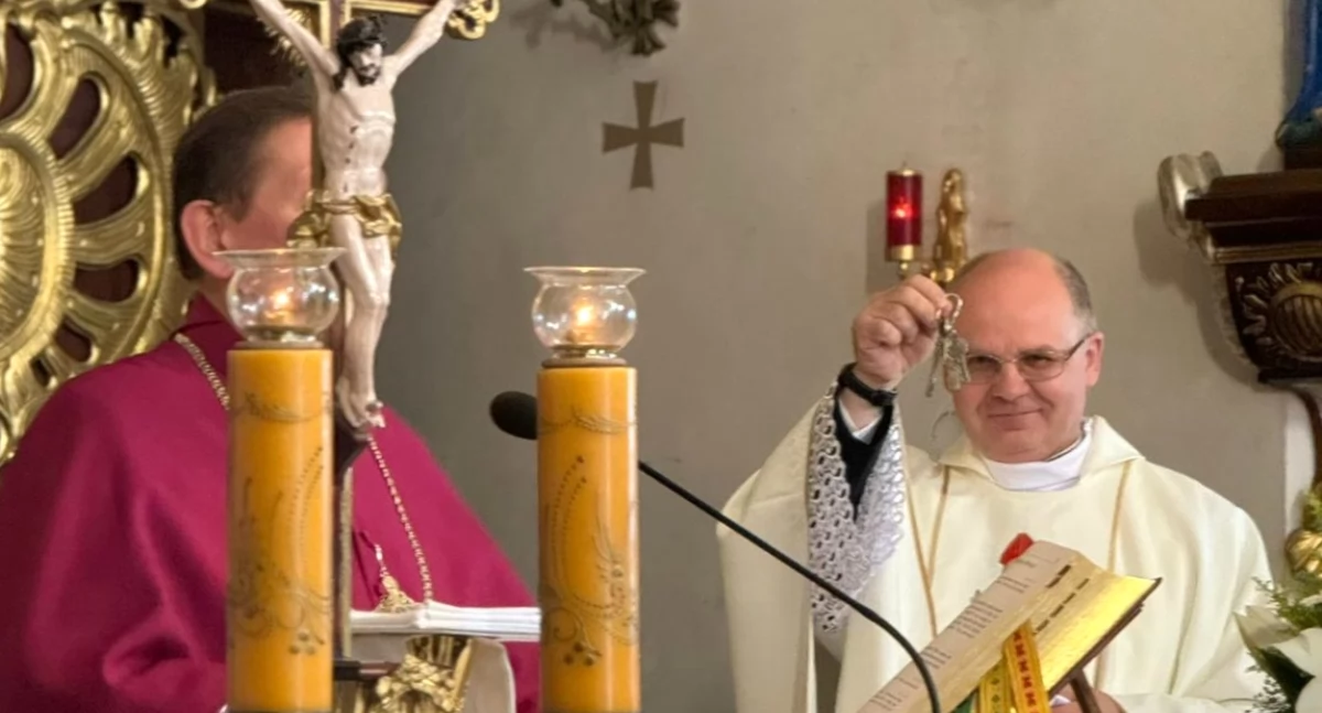 Ksiądz Andrzej Babiński (po prawej) w ostatnią niedzielę odebrał klucze do parafii św. Mikołaja w Łabiszynie fot. nadesłane