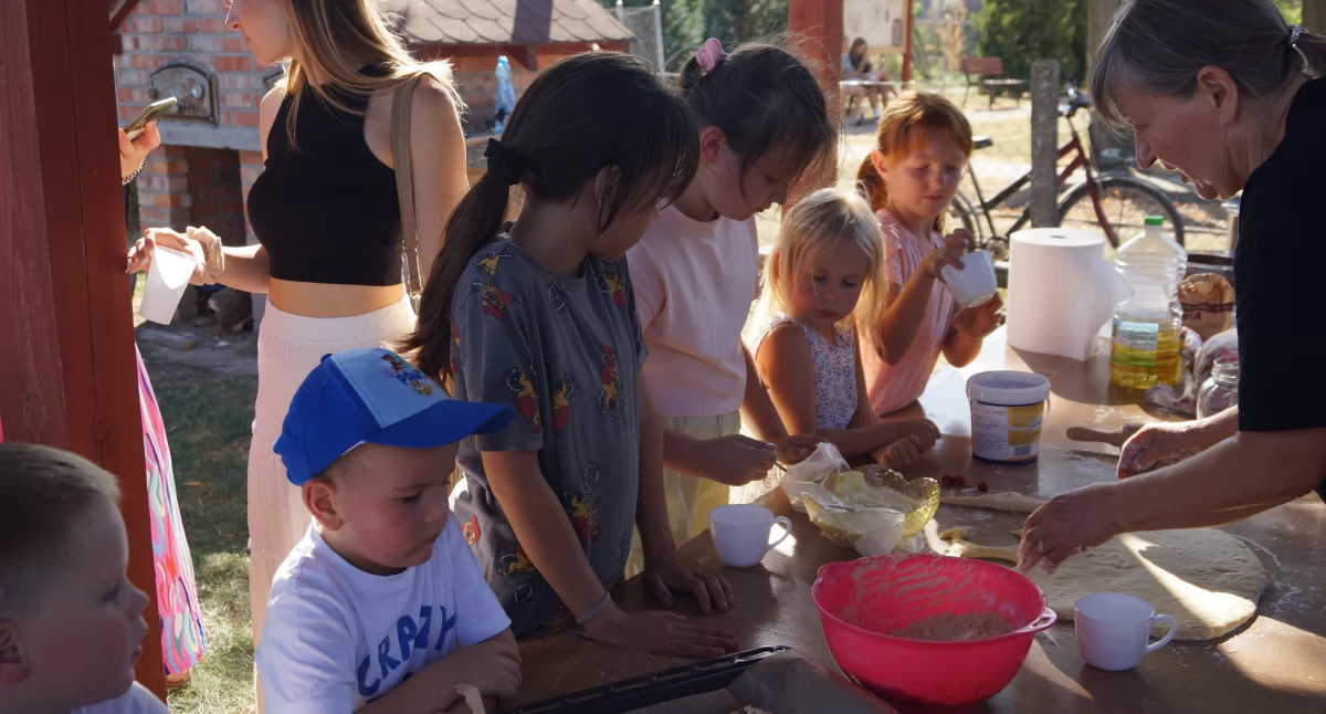 Pieczenie drożdżówek w piecach chlebowych podczas Pikniku z Wawrzyńcem w Górkach Zagajnych (fot Ewa Hałas) 