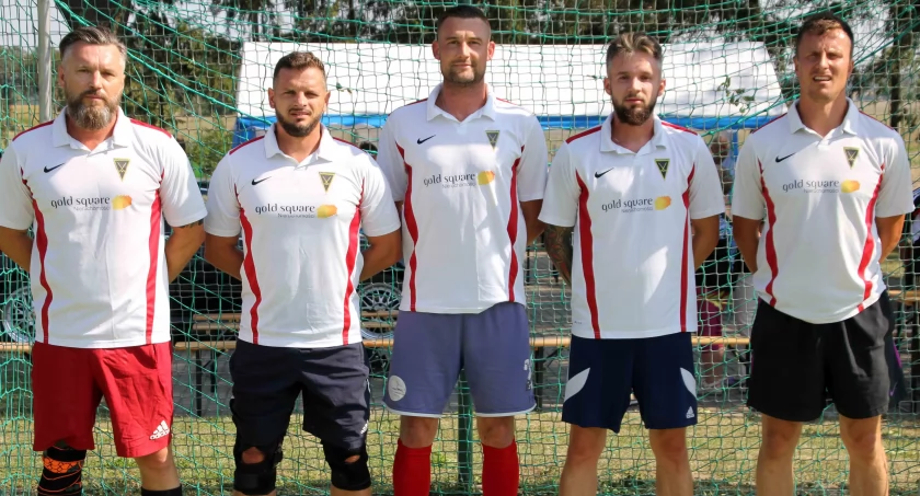 Sołectwo Łysinin - zdobywcy pucharu burmistrza, od lewej stoją: Ireneusz Jędrys, Maciej Wrzesiński, Karol Majchrzak, Cezary Jędrys, Krystian Kędziora.