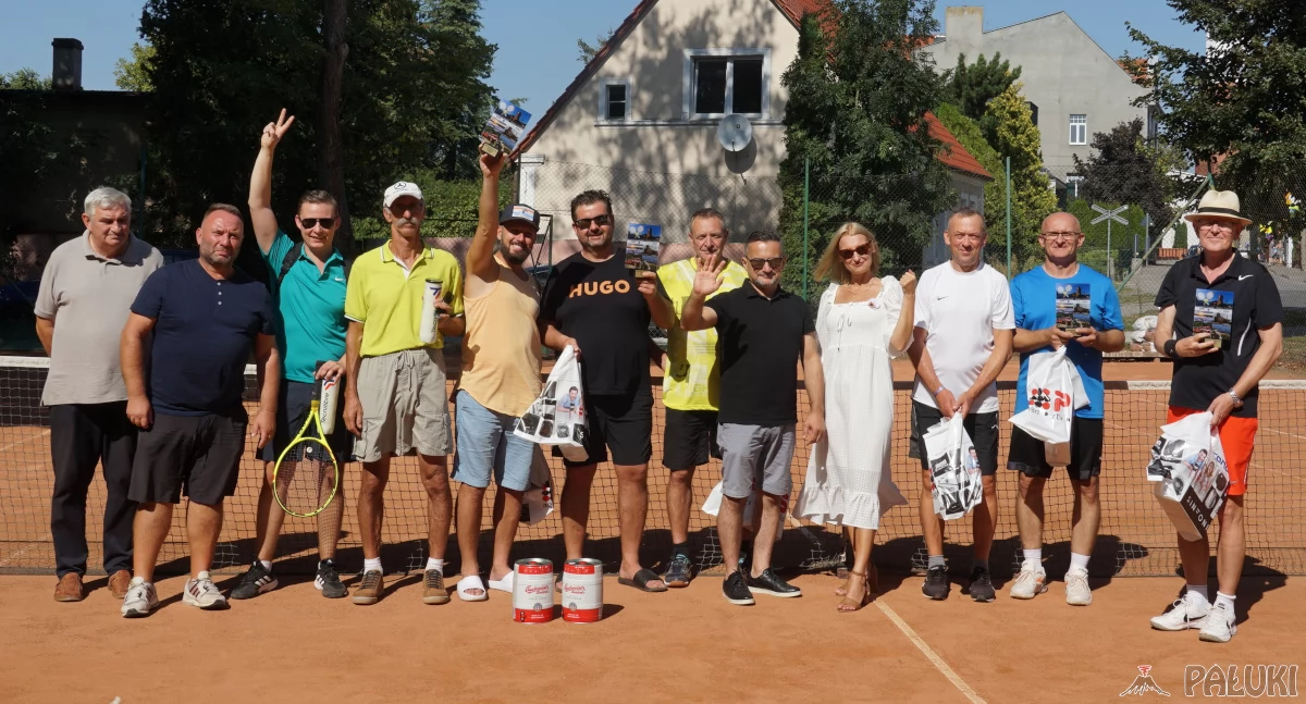 Uczestnicy Deblowych Mistrzostw Żnina na zdjęciu z organizatorami po ceremonii wręczenia pucharu i nagród fot. Karol Gapiński