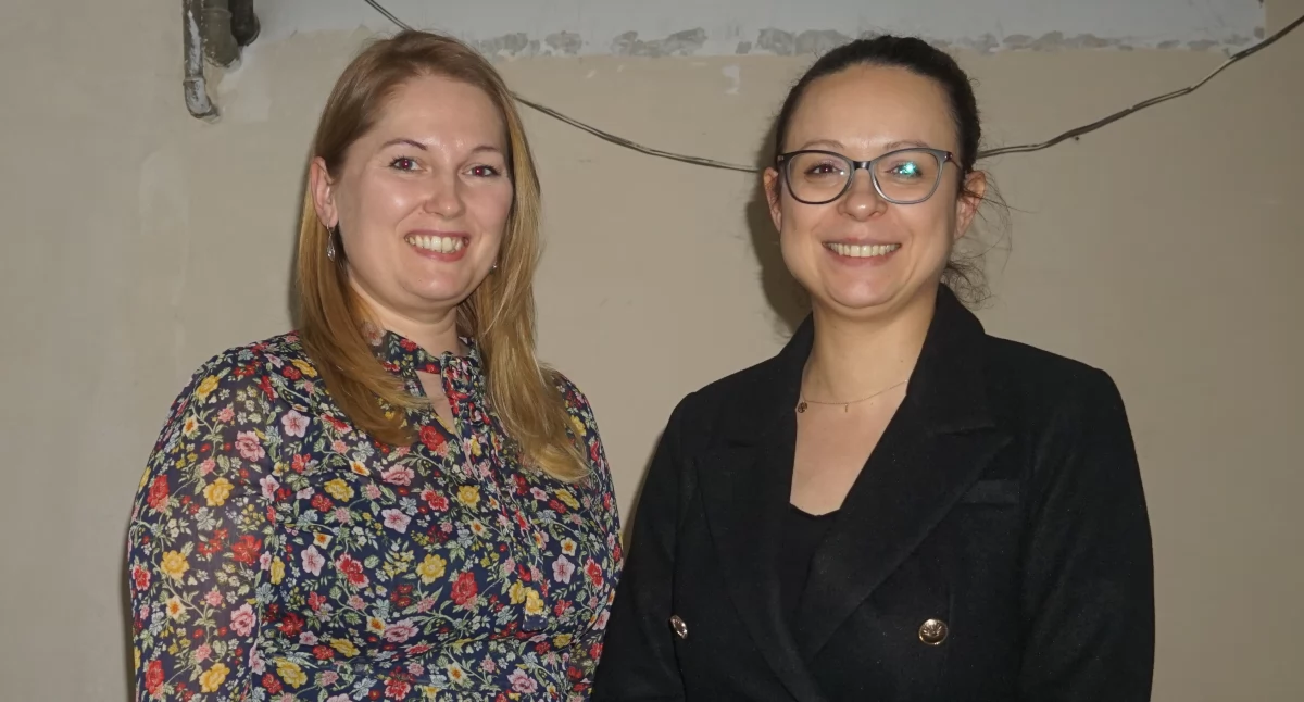 Renata Junka, kierowniczka działu gospodarczego i obsługi oraz Monika Małecka, dyrektorka DPS w Podobowicach nie ukrywają radości. Za kilka tygodni w tych pomieszczeniach zostanie uruchomione nowe, funkcjonalne zaplecze socjalne dla pracowników. fot. Karol Gapiński