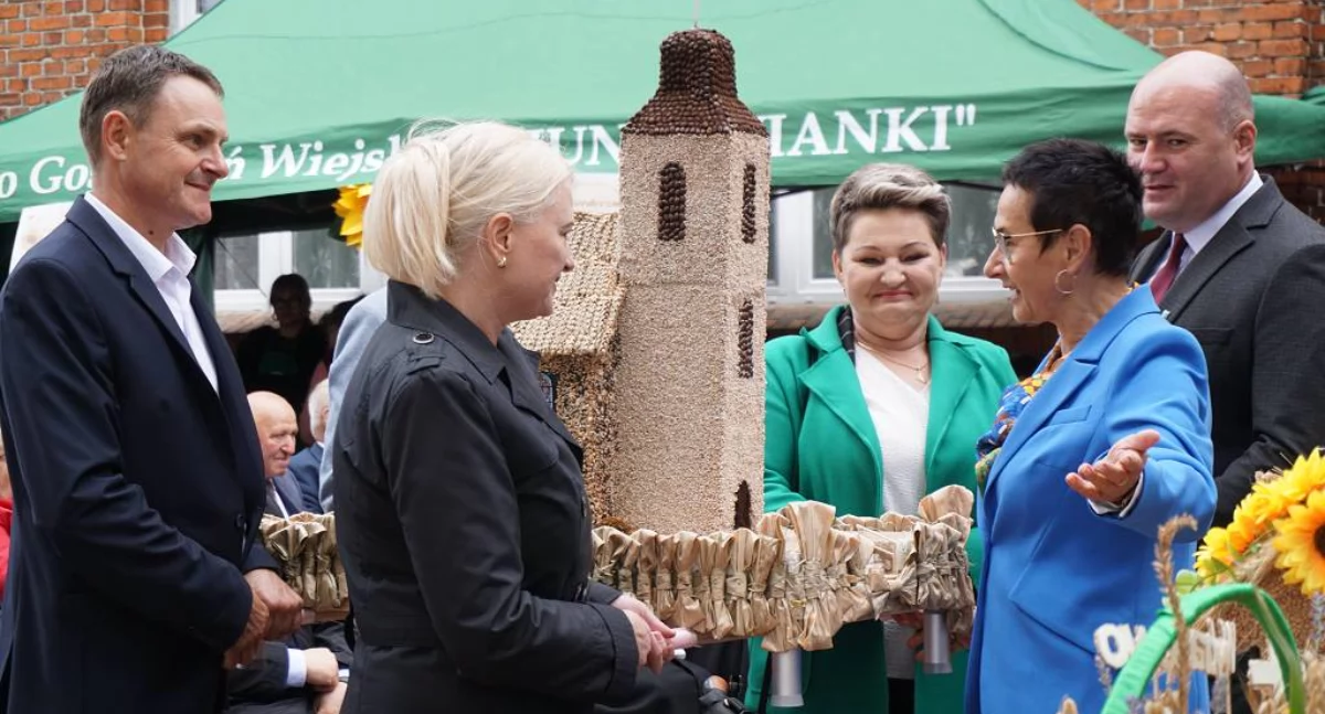Z okazji dożynek gminnych sołectwa przygotowały piękne i pomysłowe wieńce fot. Justyna Kulpińska