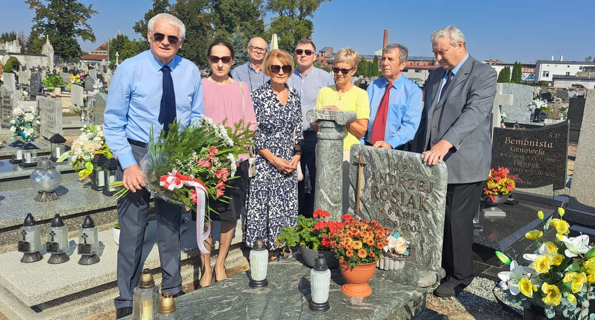 Uczestnicy spotkania złożyli kwiaty i zapalili znicze na grobie Andrzeja Rosiaka fot. Karol Gapiński