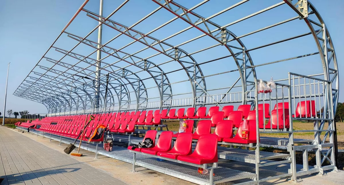 Trwają prace przy stadionie zlokalizowanym w Kcyni przy ul. Poznańskiej. Stare, zniszczone trybuny zastąpiły nowoczesne rzędy siedzeń. fot. Ewa Hałas