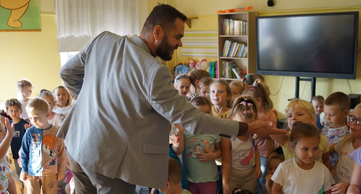 Każdy przedszkolak chciał przybić piątkę z burmistrzem fot. Ewa Hałas 