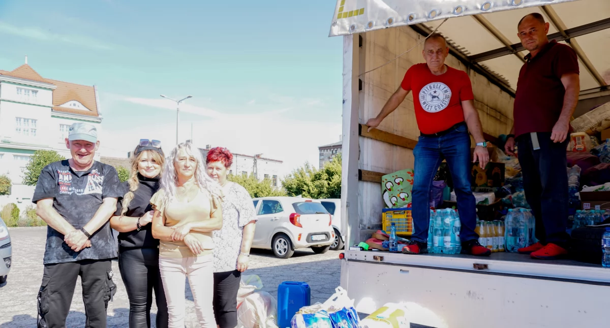 W środę mieszkańcy Zrazimia odbierali dary od darczyńców na rynku miejskim w Janowcu Wlkp. fot. Justyna Kulpińska