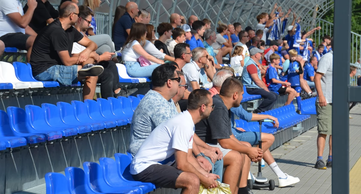 Kibice i sympatycy Noteci Łabiszyn licznie przybyli na stadion miejski. fot. Cezary Kucharski