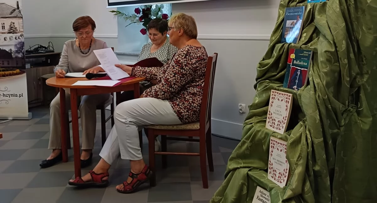 Literackie spotkanie dla seniorów (fot. Ilona Kurdelska) 
