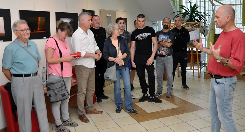 Otwarcie nowej wystawy fotograficznej grupy Flesz w Szubińskiej bibliotece fot. Piotr Bembenek
