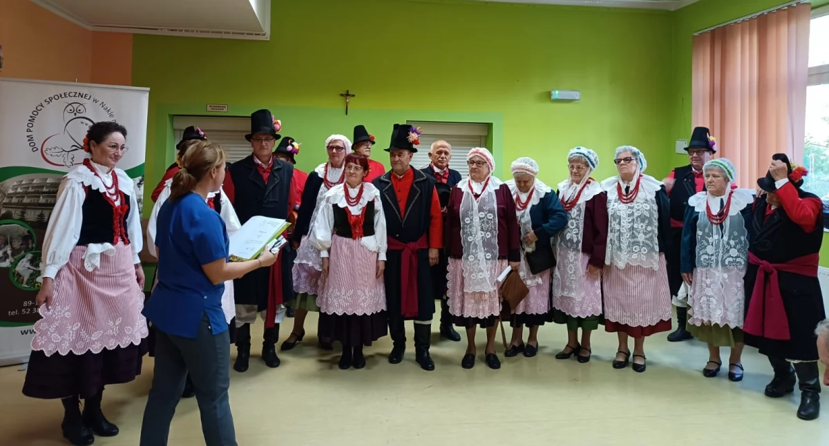 Zespół Pałuki zagościł w murach DPS w Nakle nad Notecią, gdzie przed licznie zgromadzonymi mieszkańcami, zaprezentował dorobek muzyczno-taneczny fot. z archiwum Centrum Kultury w Kcyni