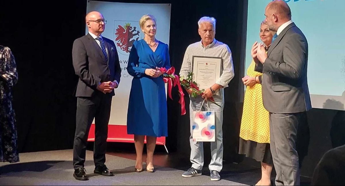 Jacek Kuliński z Klubu MLUKS Orlik Kcynia odbiera nagrodę podczas uroczystej gali w Toruniu fot. Orlik Kcynia