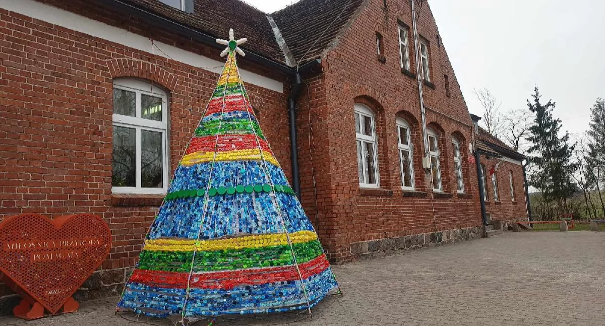 Przygotowania do świąt czas start! Ubiegłoroczna choinka z 12.000 nakrętek. fot. Ewa Hałas 