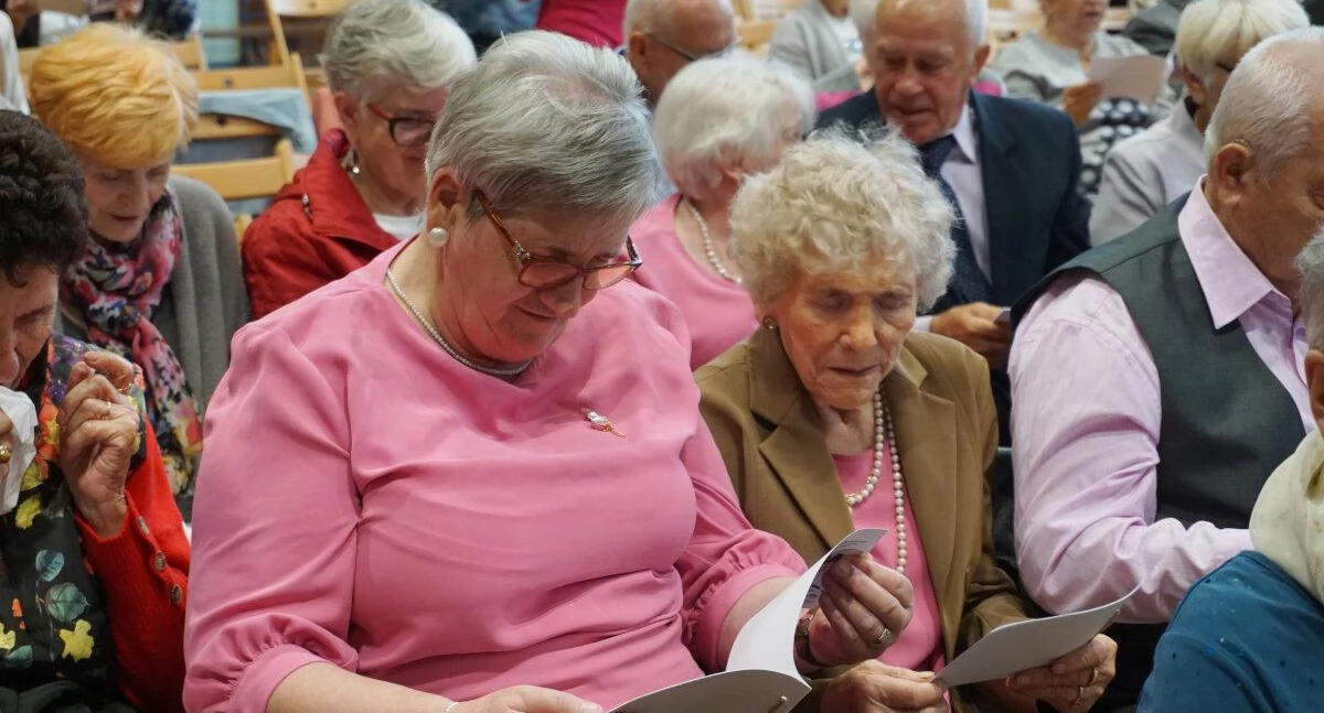 Kartę mogą wyrobić seniorzy, którzy ukończyli 60 lat fot. Justyna Kulpińska