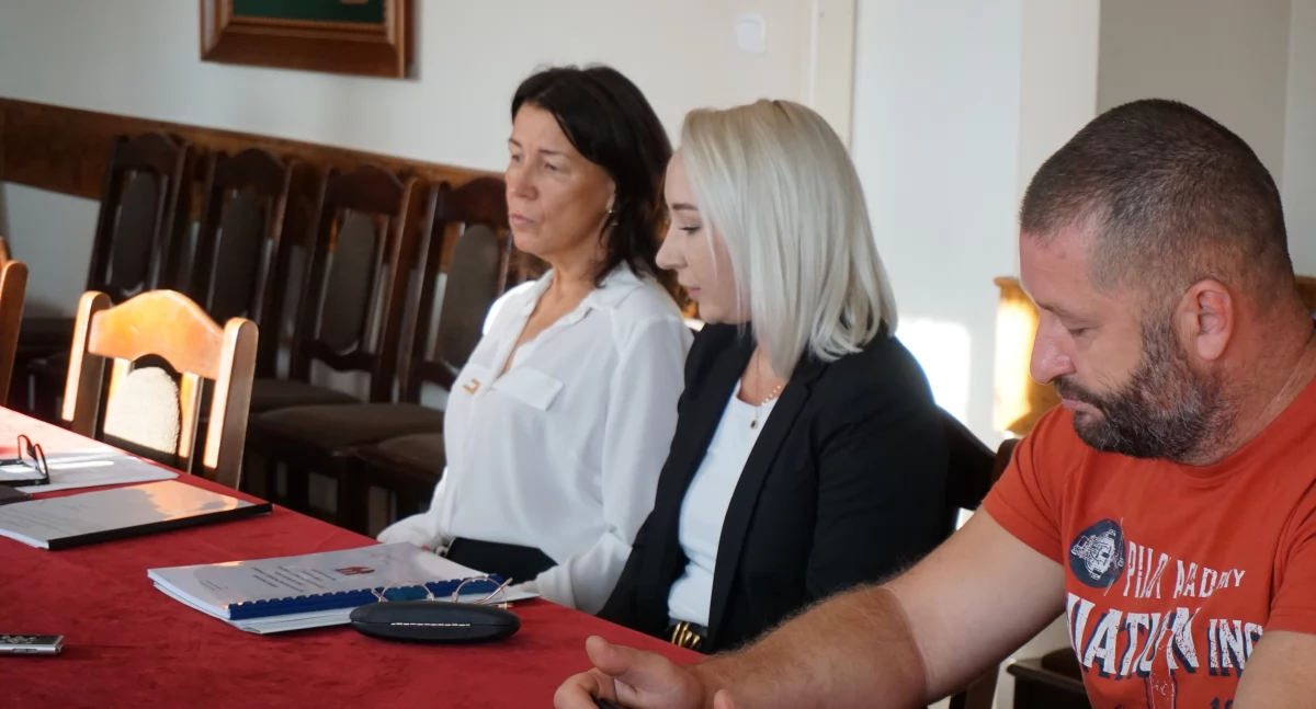 Od lewej - kierowniczka Gminnego Ośrodka Pomocy Społecznej w Gąsawie Katarzyna Kaźmierczak, pracownik socjalny a zarazem przewodnicząca zespołu interdyscyplinarnego Paulina Łaczkowska oraz radny Artur Mrówczyński fot. Justyna Kulpińska