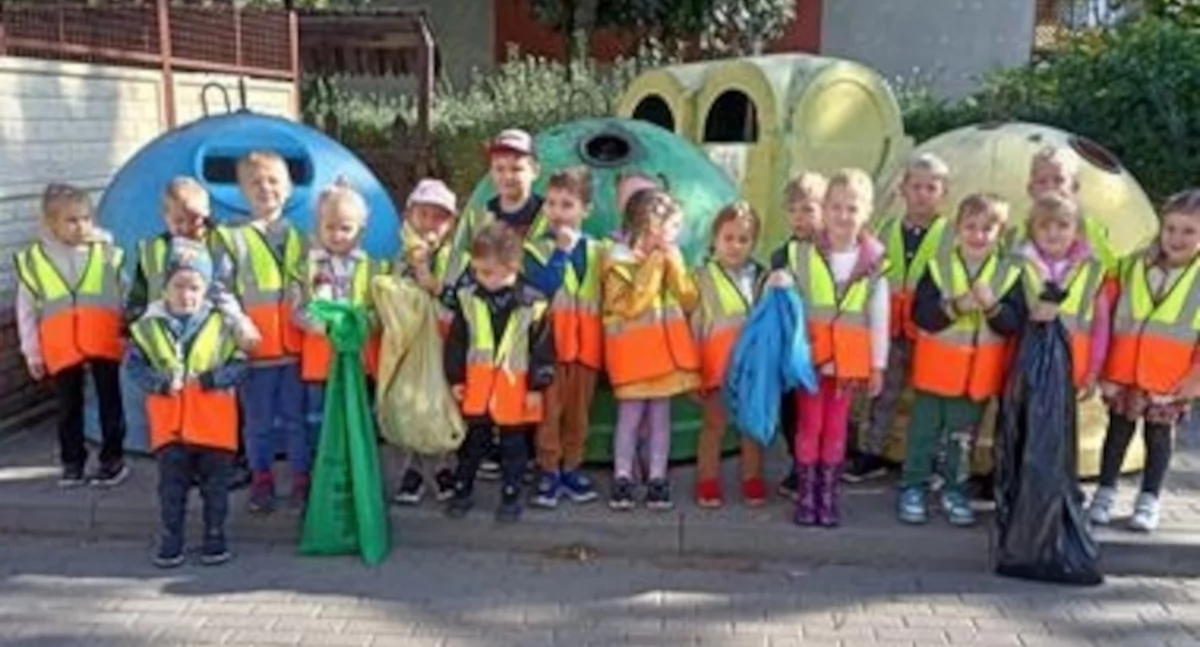 Przedszkolaki z przedszkola numer dwa sprzątały szubińskie osiedle fot. arch Samorządowe Przedszkole nr 2