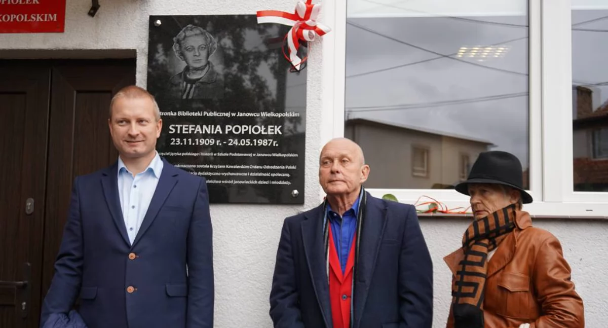 Symbolicznego odsłonięcia tablicy pamiątkowej dokonali (od lewej) Karol Popiołek - wnuk patronki oraz Karol Popiołek - syn patronki (na zdjęciu wspólnie z żoną). Wstęgę przeciął także Grzegorz Małecki. fot. Justyna Kulpińska