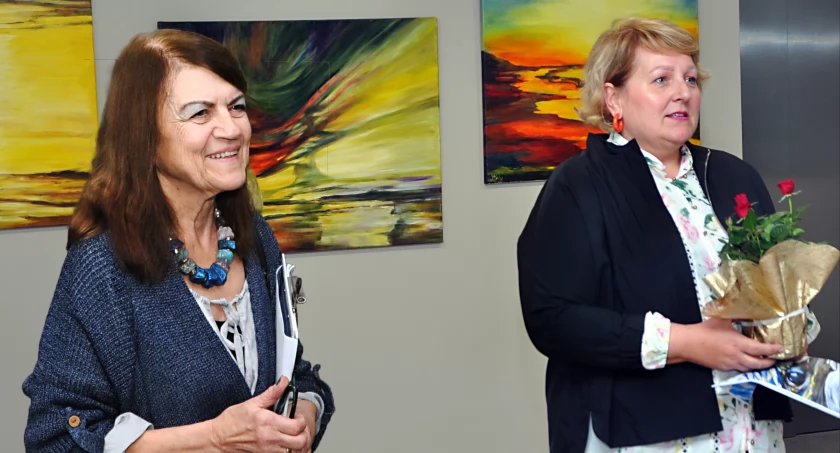 Maryla Rakowska-Molenda wraz z dyrektor Szubińskiego Domu Kultury Aliną Gordon, która otworzyła wystawę