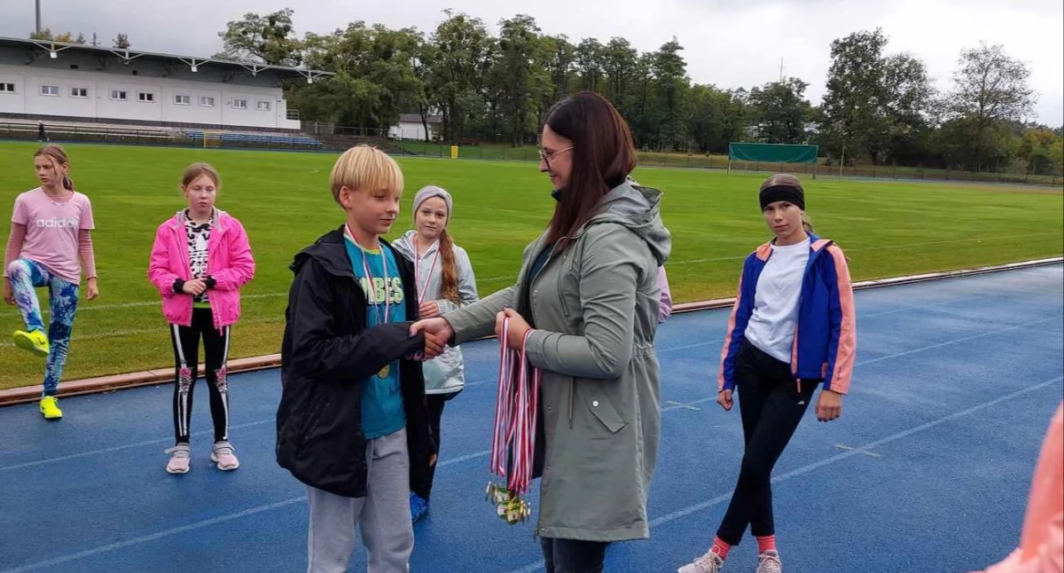 Medale za udział w cyklu lekkoatletycznych czwartków otrzymało 60 młodych sportowców. fot. arch. Sandra Pawlak