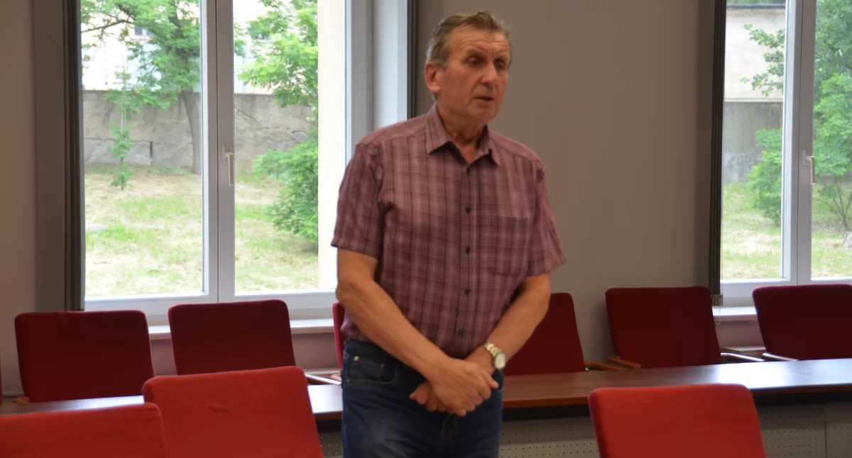 Radny Roman Danielewski drąży temat energii odnawialnej i zaleca ostrożność. fot.Cezary Kucharski