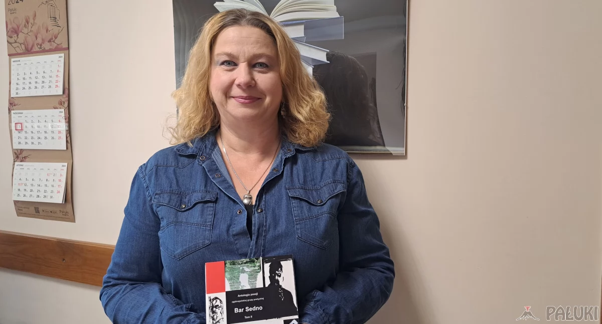 Jedna z autorek Barbara Filipiak prezentuje drugi tom antologii poezji Baru Sedno fot. Karol Gapiński