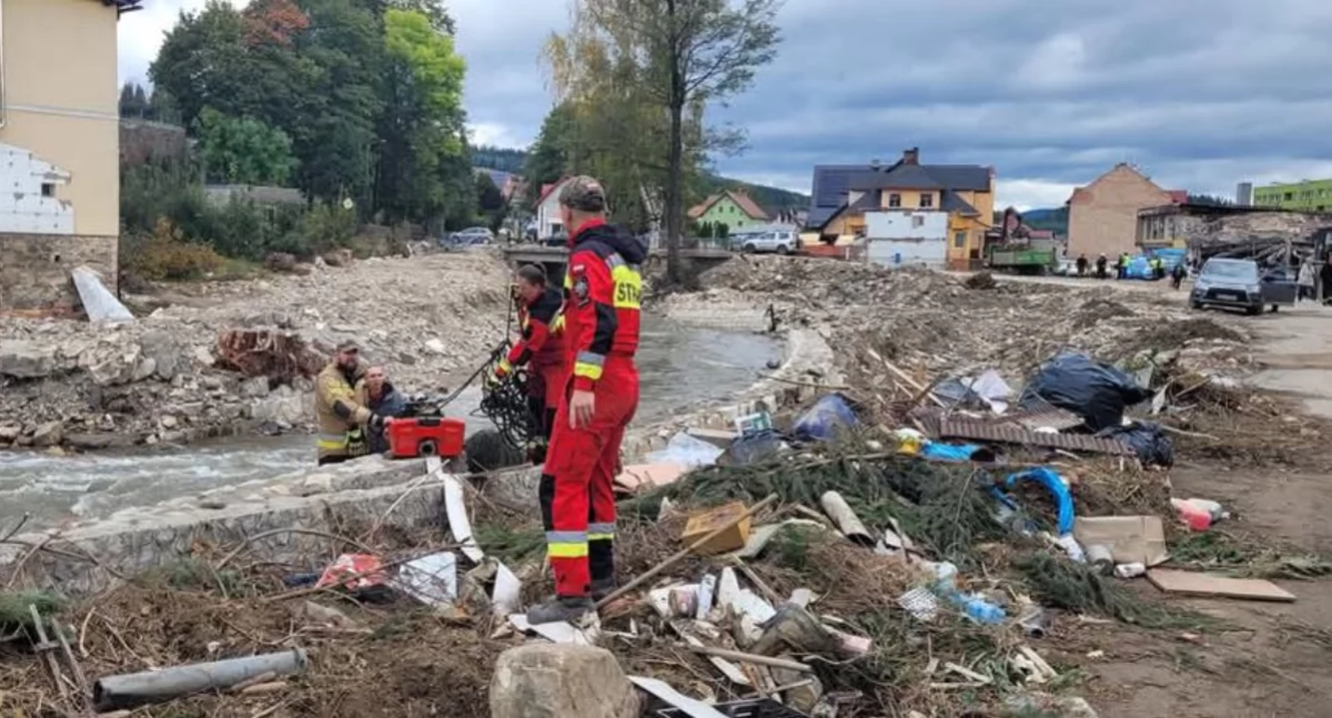 Na ulicach doszczętnie zniszczonego miasta coraz mniej służb fot. arch. Marek Kończewski