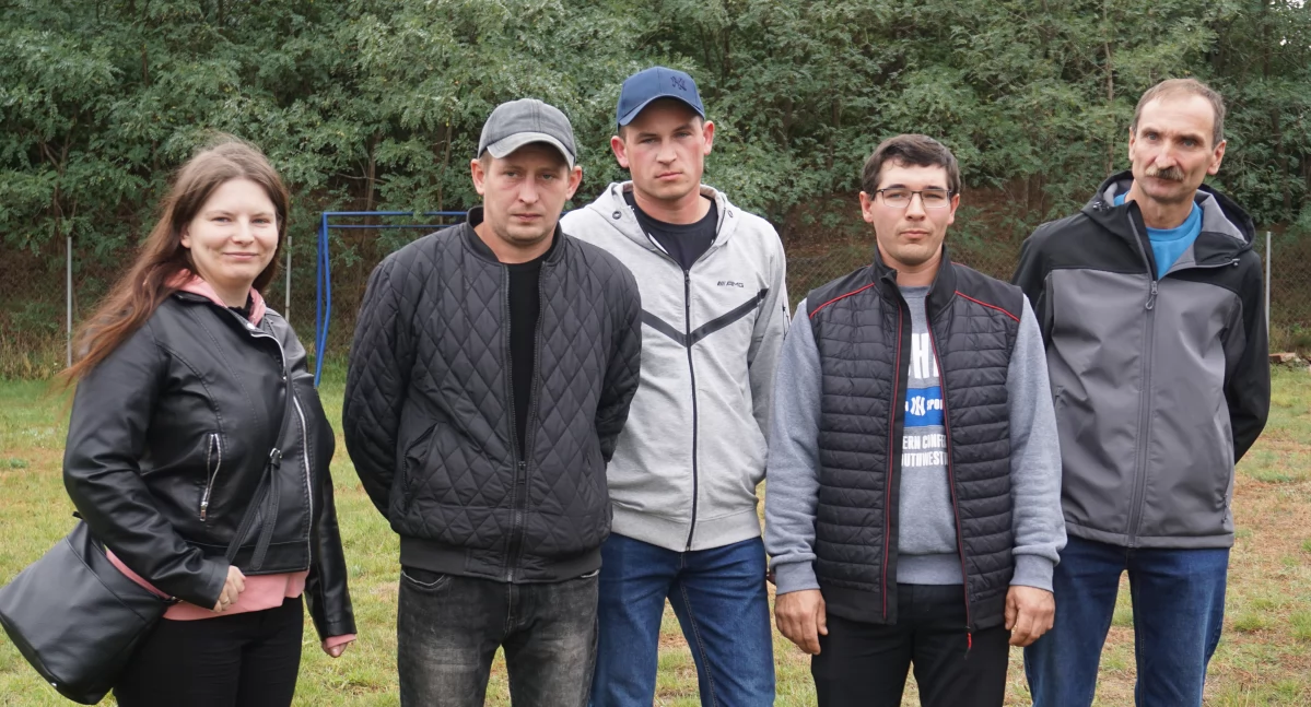 Rolnicy, którzy otrzymali wyroki nakazowe zorganizowali spotkanie w świetlicy wiejskiej w Kniei. Wzięli w nim udział Maja Ziętara-Kubiakz Kierzkowa, Damian Wudarski z Kniei, Mateusz Dąbrowski z Dąbrówki Barcińskiej, Artur Świtała ze Skarbienic oraz Jacek Kuras z Tonowa. fot. Justyna Kulpińska