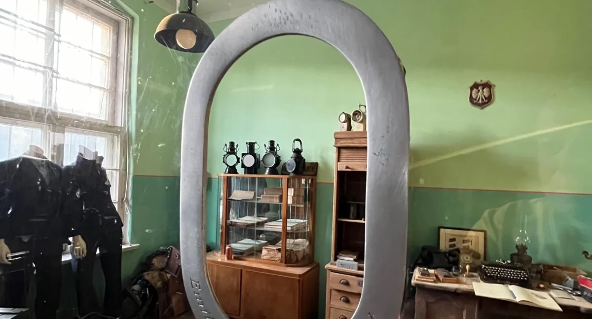 Ramka okienka kasy biletowej kcyńskiego dworca poddana renowacji fot. arch. Towarzystwa Historycznego w Kcyni
